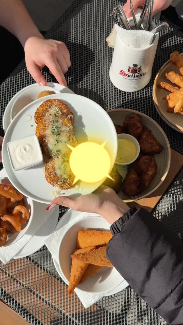 Príďte si vychutnať ☀️ slnečné dni s priateľmi a jedlom, ktoré sa skvelo zdieľa. Či už si dáte naše legendárne krídelká 🍗 (aj v menšej porcii), chrumkavé placky alebo vyprážaný syr s jalapeñom 🌶️ alebo aj bez. Je to skvelá voľba aj ako predjedlo. K tomu zelené pivko. Tešíme sa na Vás! 

 #Spilka #FoodSharing #BratislavaFoodie